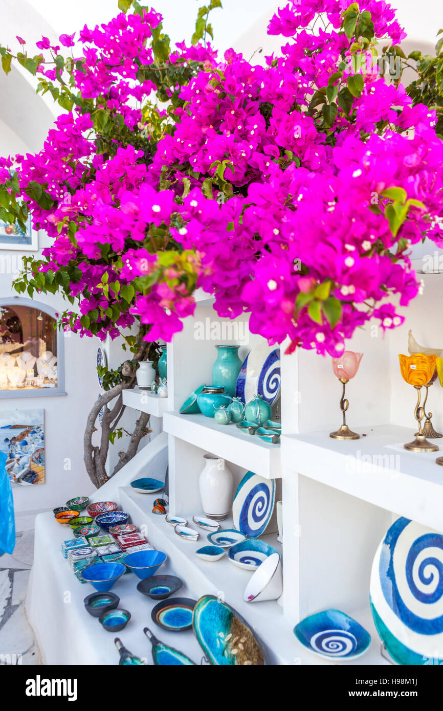 Santorin magasin de souvenirs Oia Grèce Art Îles Cyclades, Grèce Bougainvillea Europe céramique traditionnelle locale en bleu et blanc Banque D'Images