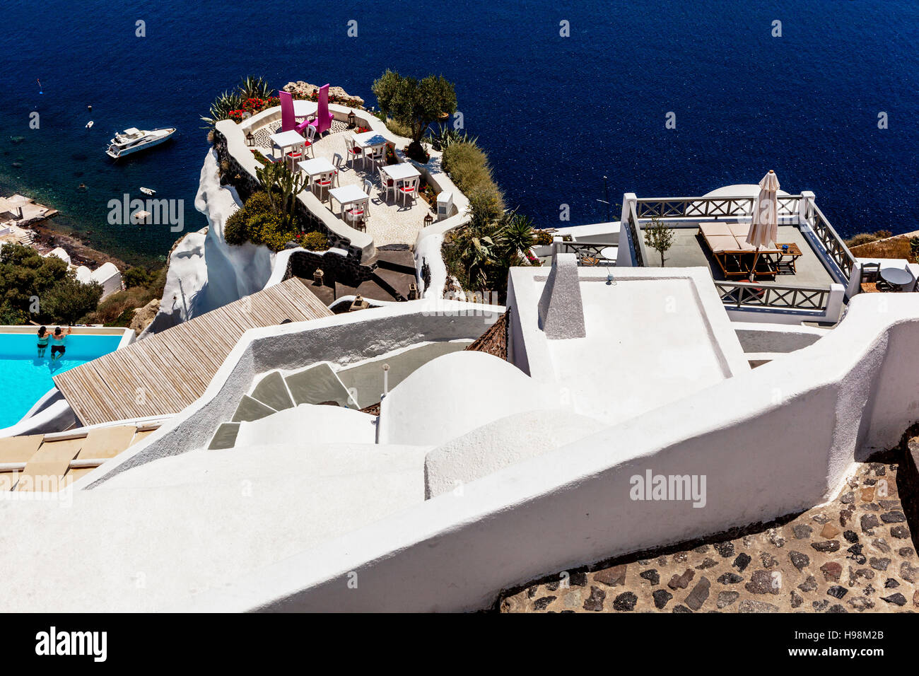 L'endroit de luxe avec une vue sur la mer, un restaurant grec sur la falaise, Oia Santorini escaliers, et amarré yacht grec îles, Cyclades, Grèce restaurant Banque D'Images