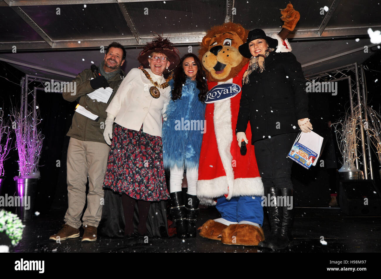 Hébergé par coeur FM Martin & Su, l'interrupteur des feux de Noël annuel sur les cas de Southend. Avec 'X-Factor' et 'la voix' investiture Lydia Lucy rejoint par Ryan 'Le Lion' et le maire de Southend pour allumer les lumières à 18h00 Banque D'Images