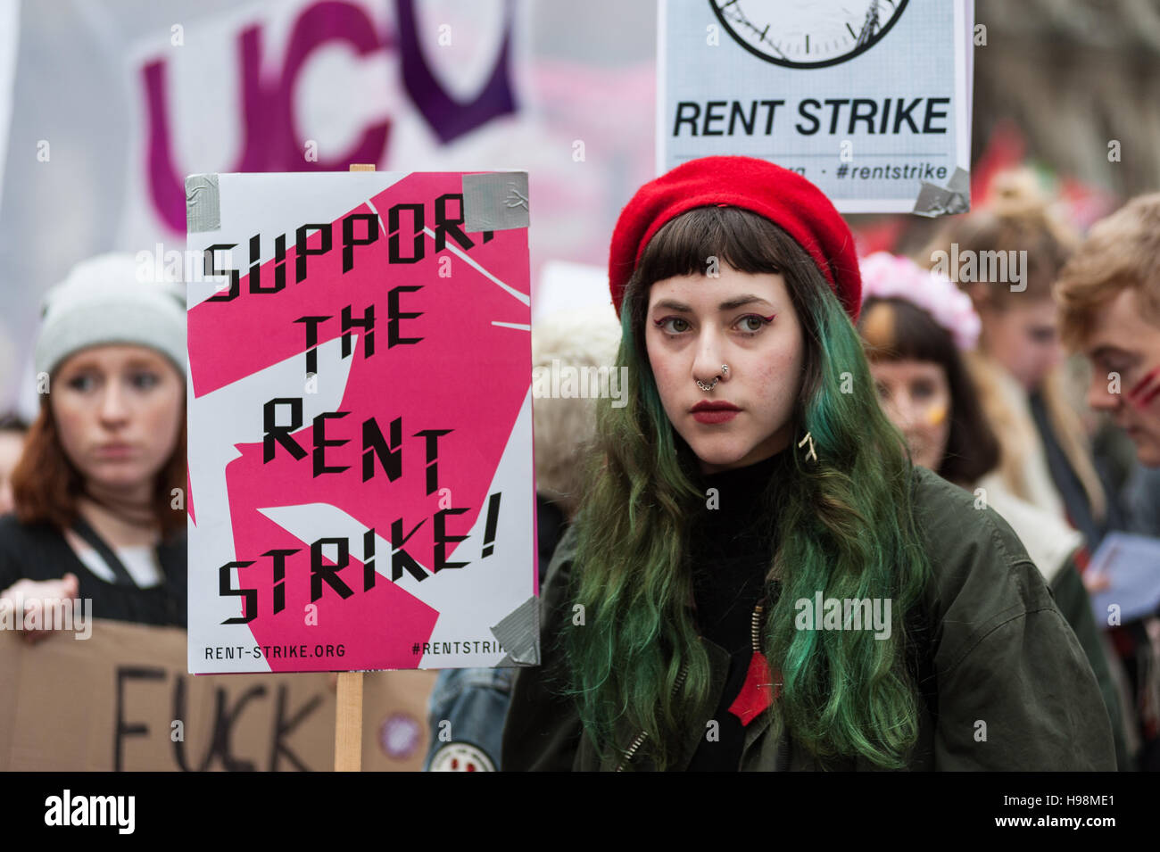 Londres, Royaume-Uni. 19 Nov, 2016. Des milliers d'étudiants et d'universitaires participent à la manifestation nationale "Unis pour l'éducation", organisée par le Syndicat national des étudiants (NUS) et l'université et collège Union (UCU) dans le centre de Londres. Les manifestants protestent contre le gouvernement de l'enseignement supérieur du projet de loi qui va conduire à l'augmentation des frais de scolarité, la marchéisation des universités, les fermetures de collège et l'insécurité de l'emploi. Les militants demandent au gouvernement de rétablir les subventions à la ferraille et de prioriser, de l'enseignement supérieur accessible et de qualité pour tous. Credit : Wiktor Szymanowicz/Alamy Vivre sw Banque D'Images