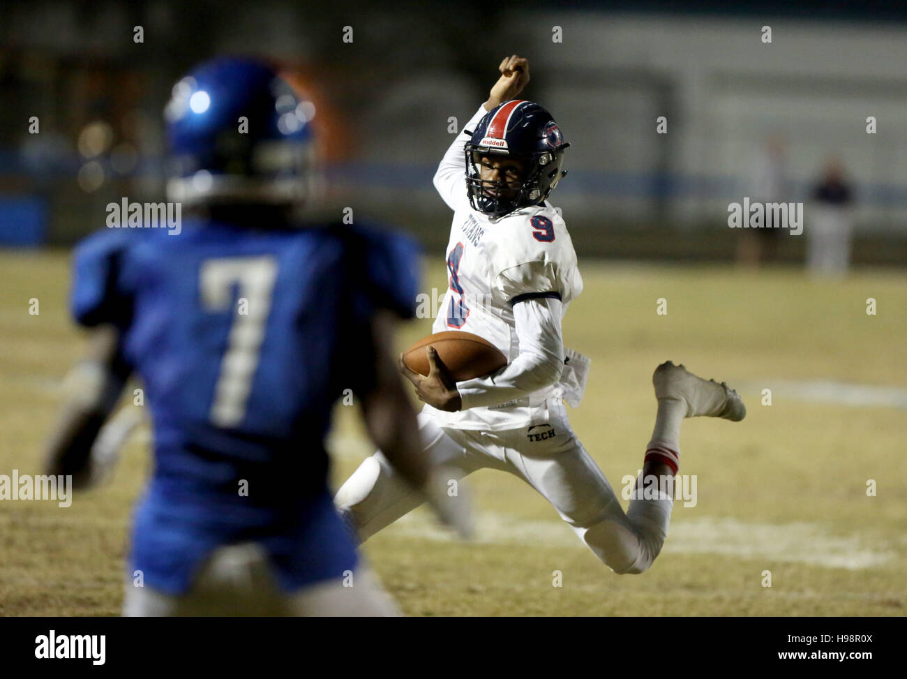 East Lake, Florida, USA. 19 Nov, 2016. DOUGLAS R. CLIFFORD | Tampa Bay Times.Tech quarterback Michael Penix, Jr., brouille dans l'East Lake High School zone rouge au cours du deuxième trimestre de vendredi (11/18/16) haute école de football playoff, classe 7d'une demi-finale au jeu de la région du lac de l'Est. © R. Douglas Clifford/Tampa Bay Times/ZUMA/Alamy Fil Live News Banque D'Images