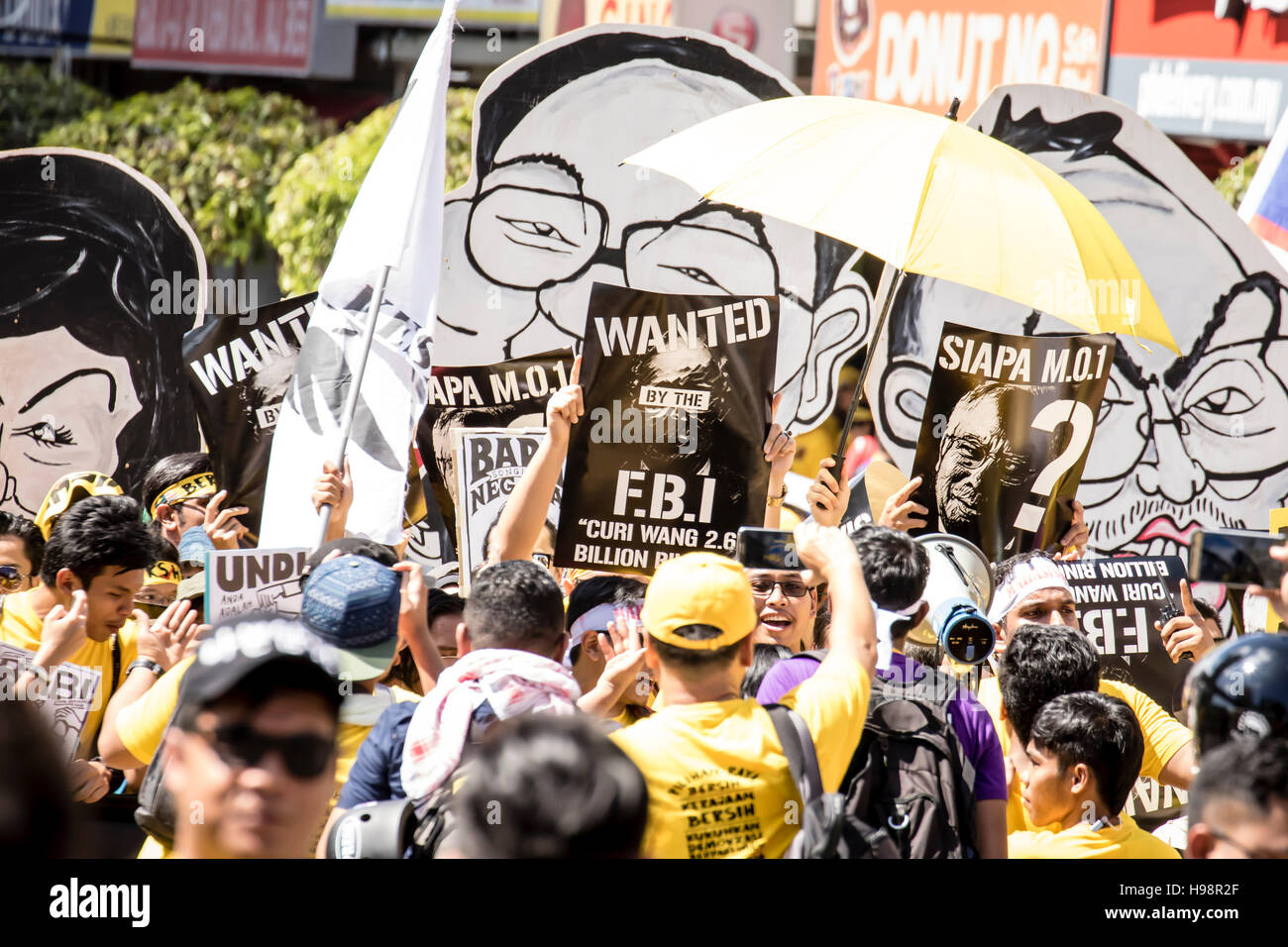 Kuala Lumpur, Malaisie. 19 Nov, 2016. Le port malaisien yellow t-shirt rallye pour un meilleur et plus lumineux de la Malaisie, de '5' Bersih. Caricature de Malaisie dans photo de personnes d'intérêt dans les grandes affaires de corruption dans le monde. Malaysian font connaître au monde à propos de grande corruption et en Malaisie. Credit : Danny Chan/Alamy Live News. Banque D'Images