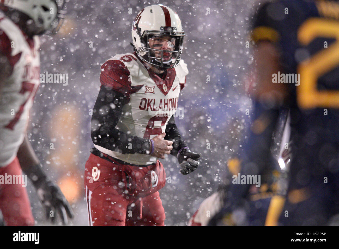 Morgantown, West Virginia, USA. 19 Nov, 2016. Oklahoma Sooners quarterback BAKER MAYFIELD (6) appelle une jouer au cours de la neige au cours d'un match joué à Mountaineer Field de Morgantown, WV. New York beat WVU 56-28. © Ken Inness/ZUMA/Alamy Fil Live News Banque D'Images