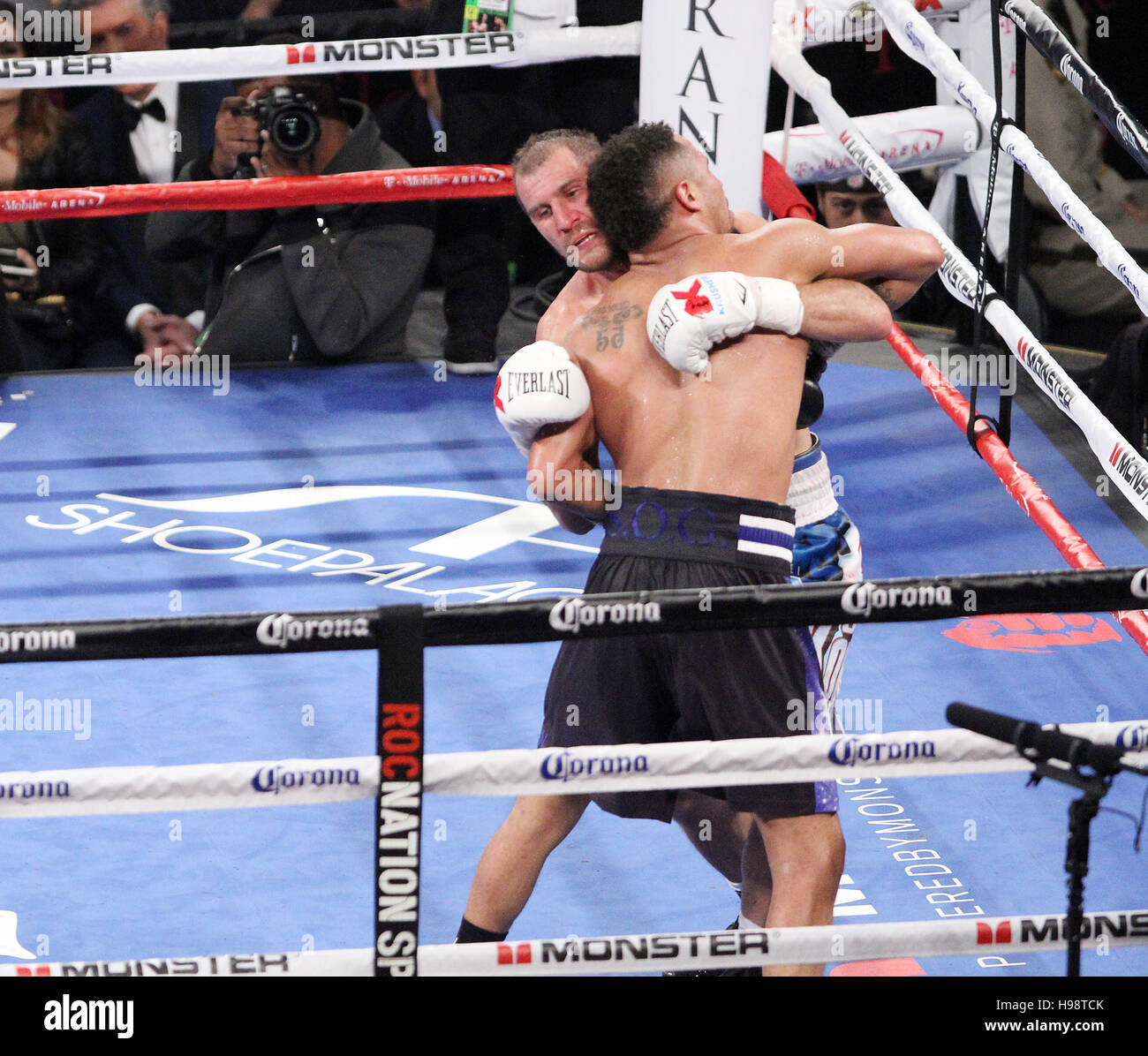 Las Vegas, Nevada, USA. 20 Nov, 2016. Boxeurs Poids mi-Andre Ward et Sergey Kovalev s'engager les uns les autres au cours de leur lumière unifiée Heavy weight match de championnat du monde le 19 novembre 2016 à T-Mobile Arena de Las Vegas, Nevada Crédit : Marcel Thomas/ZUMA/Alamy Fil Live News Banque D'Images