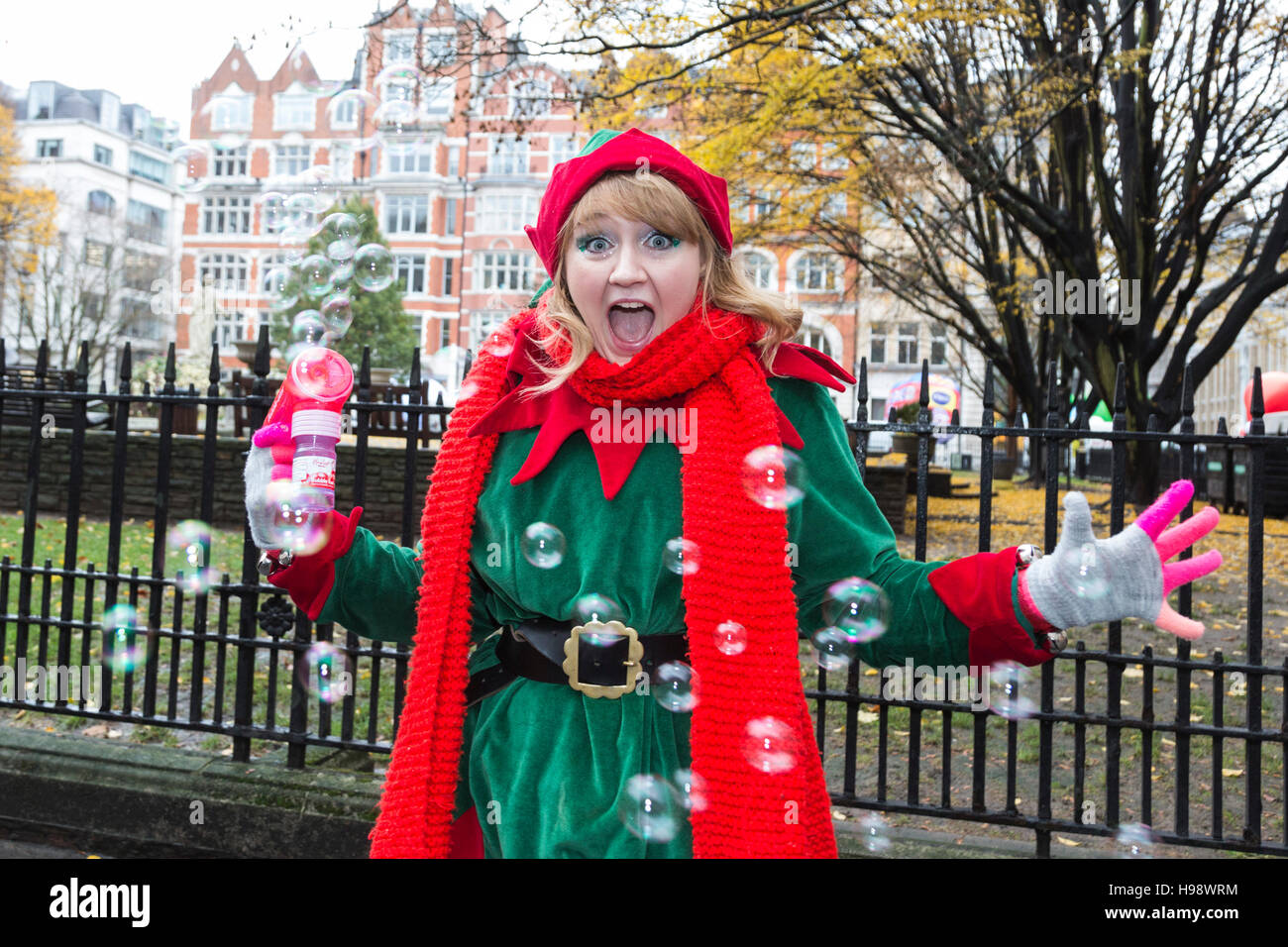 Londres, Royaume-Uni. 20 novembre 2016. Un Elfe se prépare pour la parade. Le défilé de Noël 2016 Hamleys Toy a lieu le long de Regent Street, qui est allé à trafic gratuit pour la journée. Le défilé organisé par le célèbre magasin de jouets Hamleys a accueilli plus de bon nombre des pays de l'enfant préféré de caractères le long avec des artistes, une fanfare et des ballons géants. Le défilé s'inspire de Macy's Thanksgiving Parade annuelle à New York. Credit : Bettina Strenske/Alamy Live News Banque D'Images