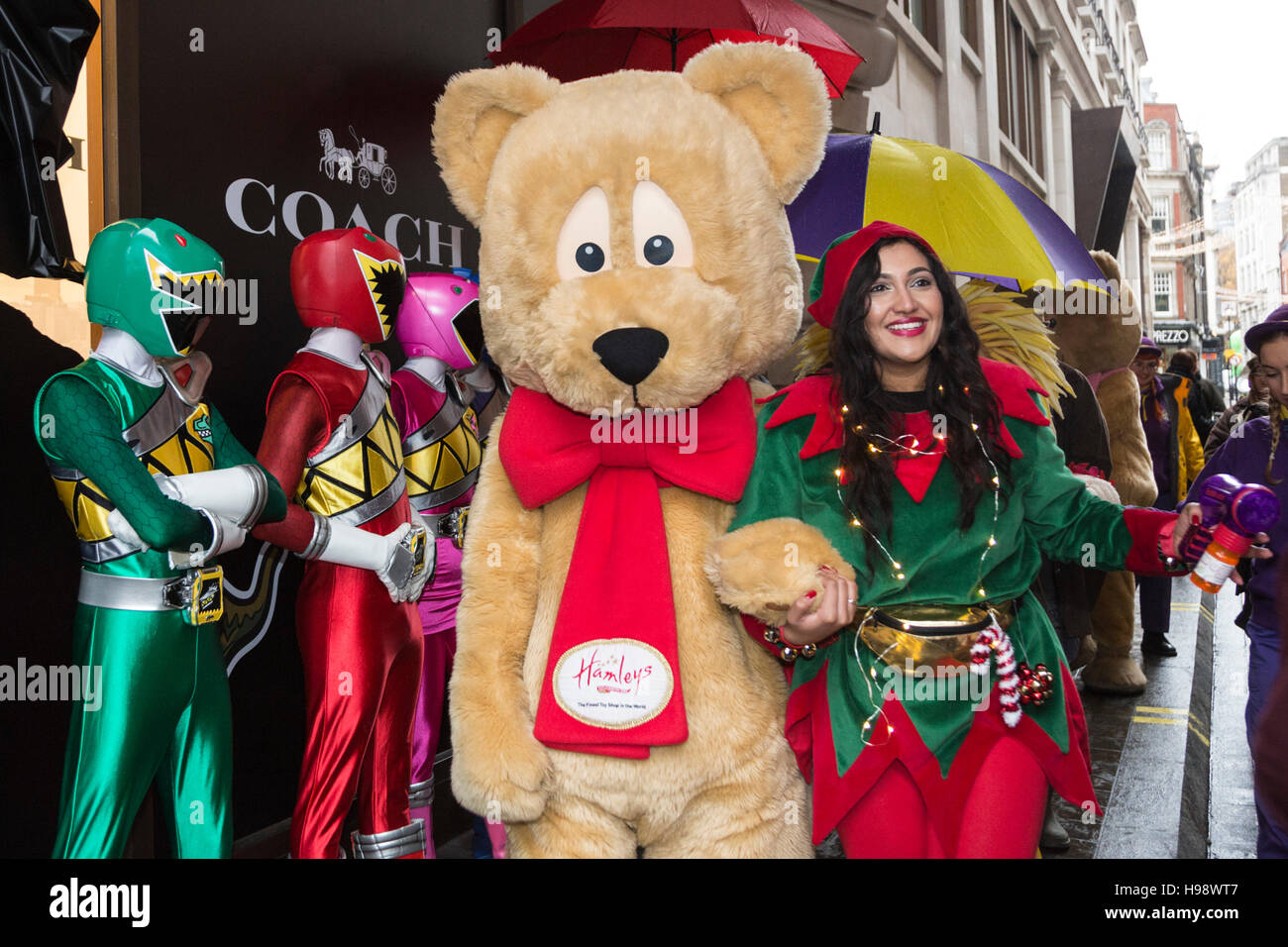 Londres, Royaume-Uni. 20 novembre 2016. Le défilé de Noël 2016 Hamleys Toy a lieu le long de Regent Street, qui est allé à trafic gratuit pour la journée. Le défilé organisé par le célèbre magasin de jouets Hamleys a accueilli plus de bon nombre des pays de l'enfant préféré de caractères le long avec des artistes, une fanfare et des ballons géants. Le défilé s'inspire de Macy's Thanksgiving Parade annuelle à New York. Credit : Bettina Strenske/Alamy Live News Banque D'Images