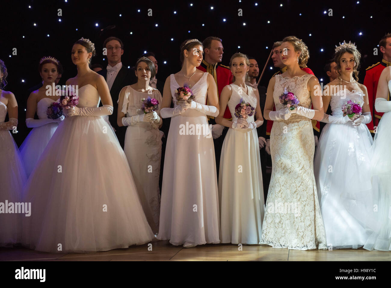 Londres, Royaume-Uni. 19 novembre, 2016. Quatrième Fédération Debutante Ball Crédit : Guy Josse/Alamy Live News Banque D'Images