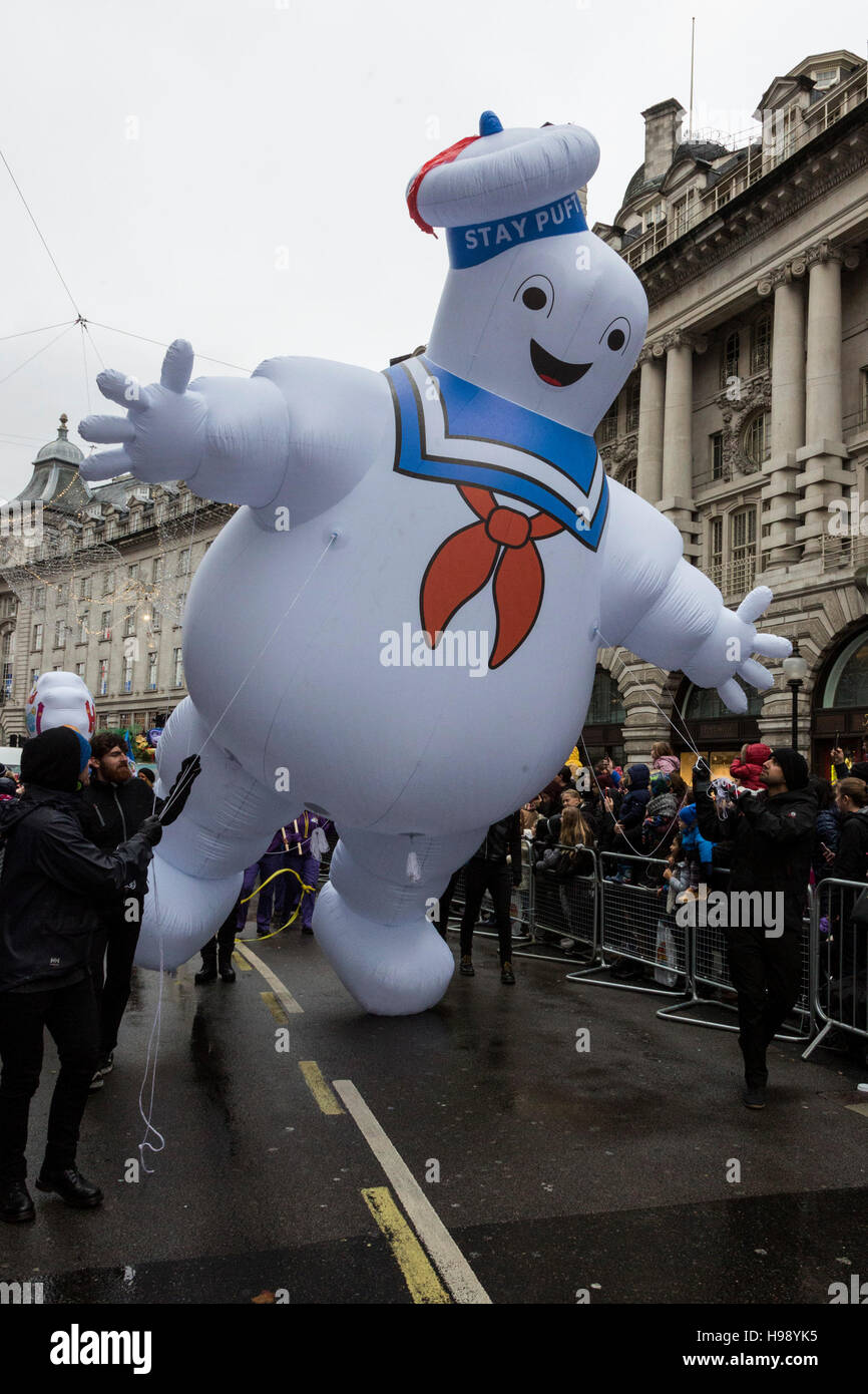 Londres, Royaume-Uni. 20 novembre 2016. Grand inflatable Bibendum Chamallow de Ghostbusters. Le défilé de Noël 2016 Hamleys Toy a lieu le long de Regent Street, qui est allé à trafic gratuit pour la journée. Le défilé organisé par le célèbre magasin de jouets Hamleys a accueilli plus de bon nombre des pays de l'enfant préféré de caractères le long avec des artistes, une fanfare et des ballons géants. Le défilé s'inspire de Macy's Thanksgiving Parade annuelle à New York. Credit : Bettina Strenske/Alamy Live News Banque D'Images