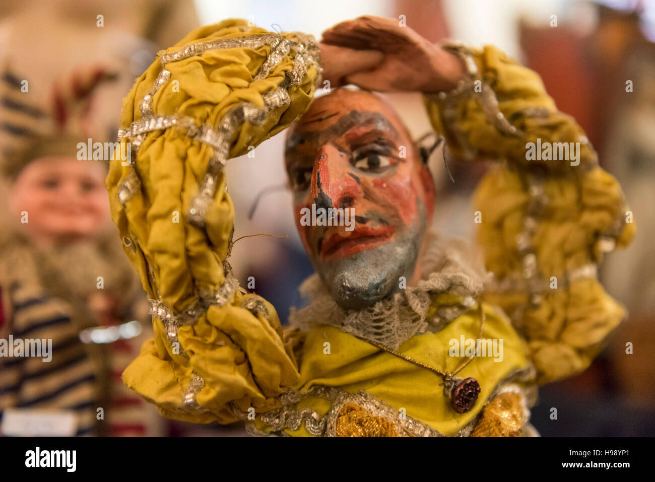 Londres, Royaume-Uni. 20 novembre 2016. Collectors assister à la séance inaugurale internationale Londres Poupée Antique, Ours et Toy Fair à Kensington's Olympia si des concessionnaires du monde entier se présentant à la vente de rares et de collection de poupées, ours en peluche et jouets à partir de 1750-1950. Crédit : Stephen Chung / Alamy Live News Banque D'Images