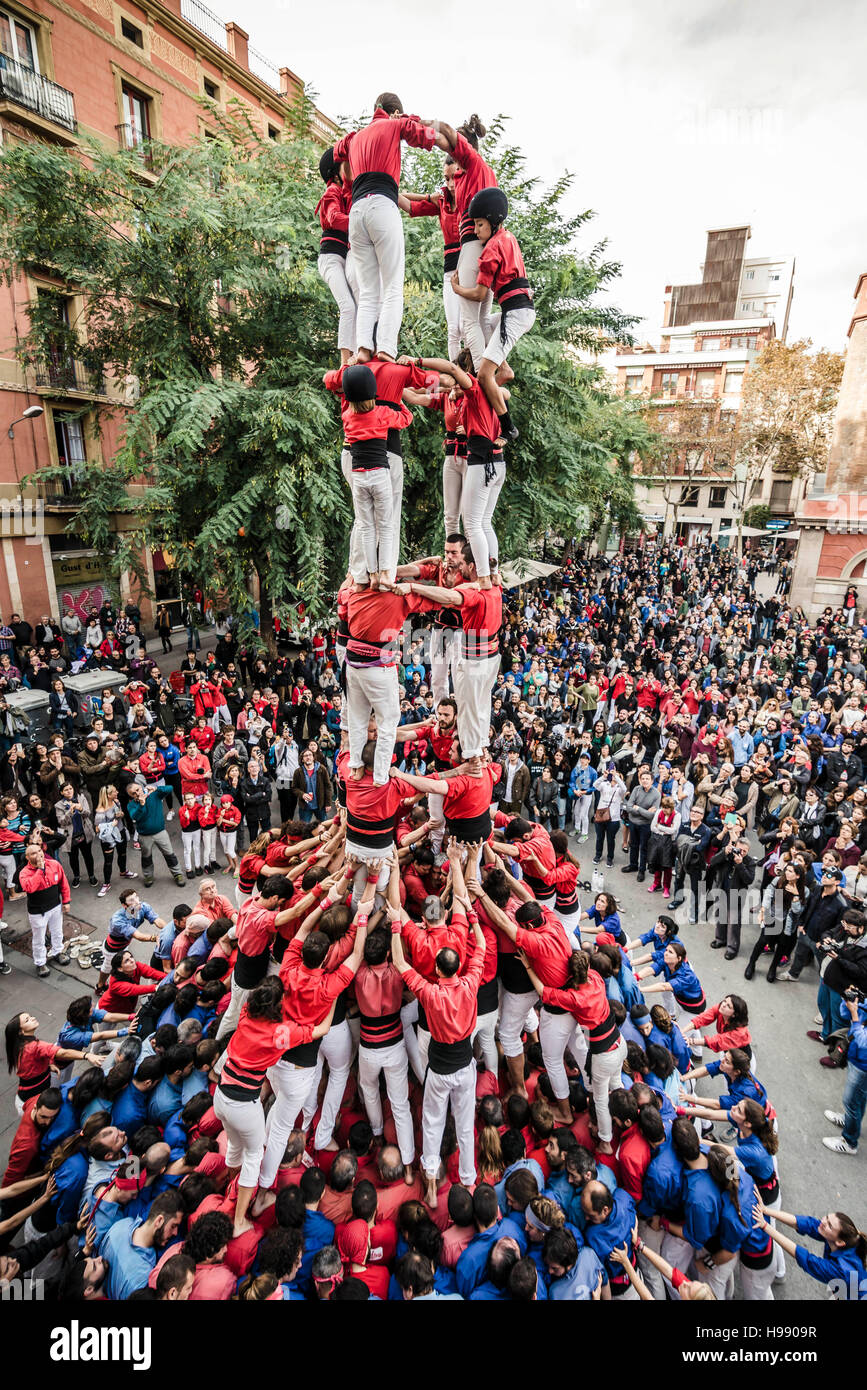 Barcelone, Espagne. 20 novembre, 2016 : Le "Castellers de Barcelona" construire une tour humaine au cours d'un 'diada' castellera à Barcelone, dans le quartier de Gràcia Crédit : matthi/Alamy Live News Banque D'Images