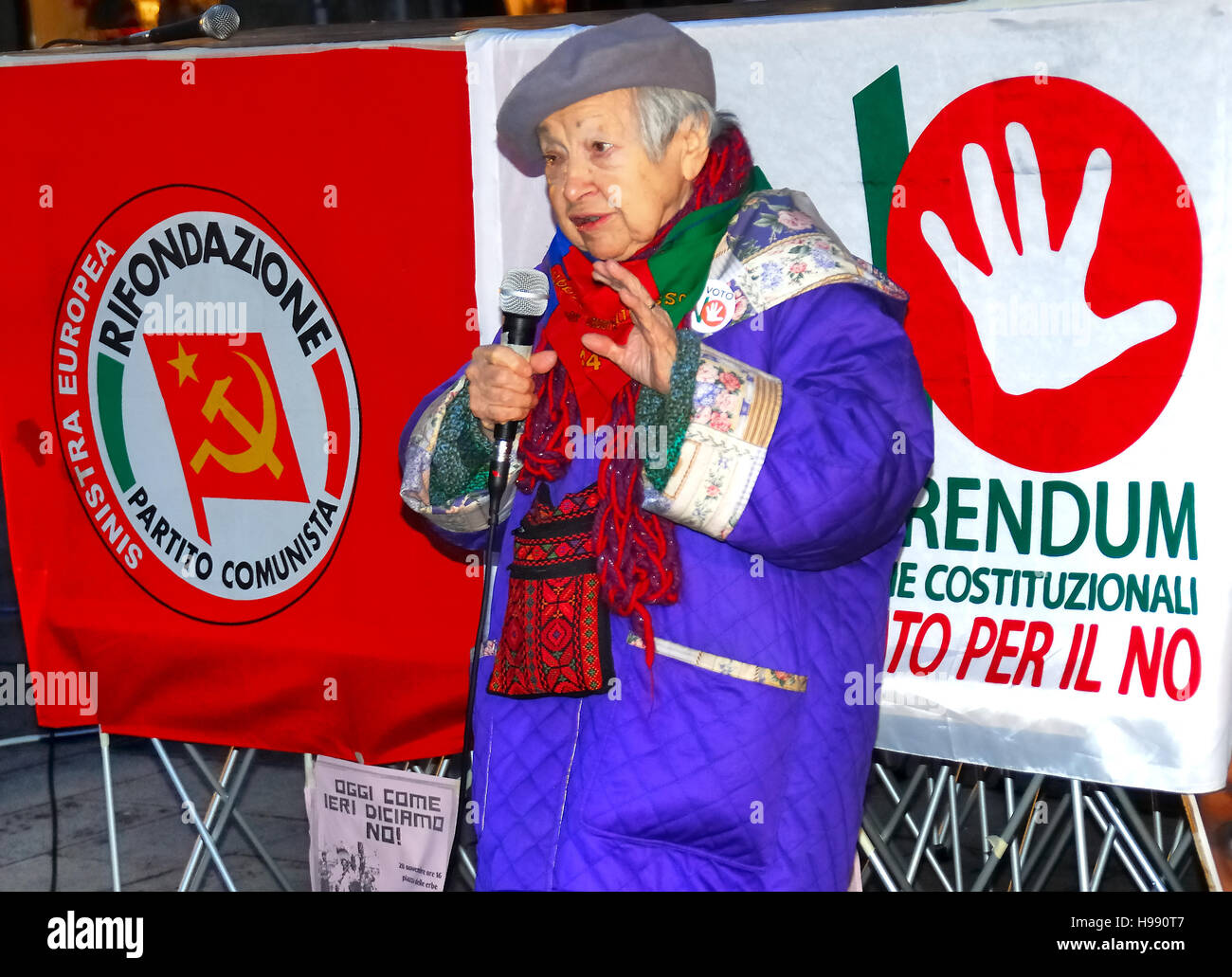 Padoue, Italie, le 20 novembre 2016. Réunion politique contre l'Renzi réforme de la Constitution. Lidia Menapace, âgé de 92 ans, le commandant partisan PENDANT LA DEUXIÈME GUERRE MONDIALE et Paolo Ferrero, Secrétaire de la Refondation Communiste Italien (Rifondazione Comunista) ont leurs discours.- Crédit : Ferdinando Ferdinando Piezzi Piezzi/Alamy Live News Banque D'Images