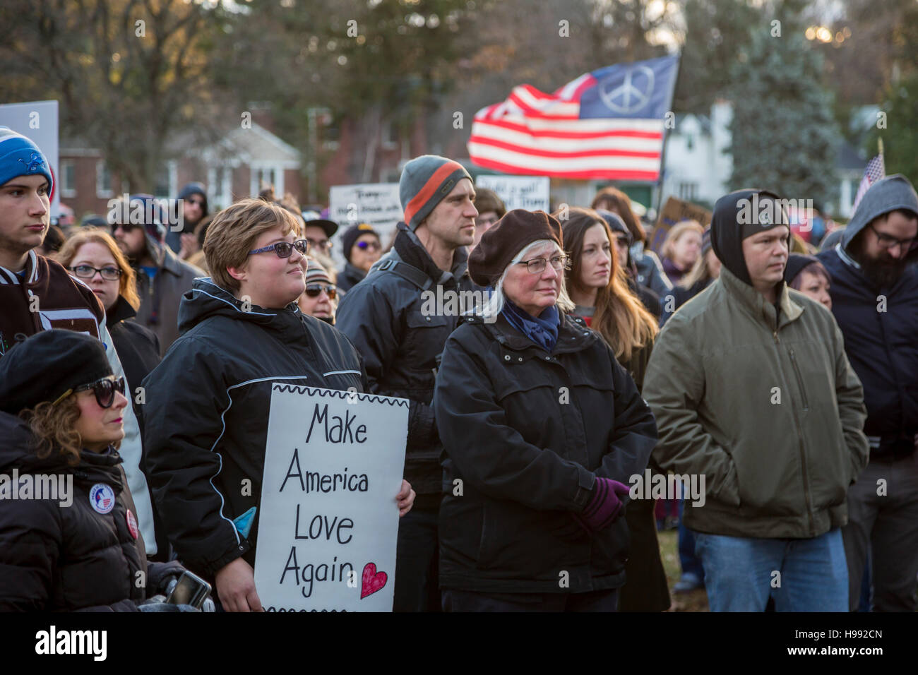 Ferndale, Michigan, USA. 20 Nov, 2016. En réaction à l'élection de Donald Trump, des centaines s'est joint à l'amour Ferndale en banlieue de mars Detroit. Les organisateurs ont déclaré que c'était un "règlement pacifique de solidarité pour soutenir l'un l'autre." Crédit : Jim West/Alamy Live News Banque D'Images