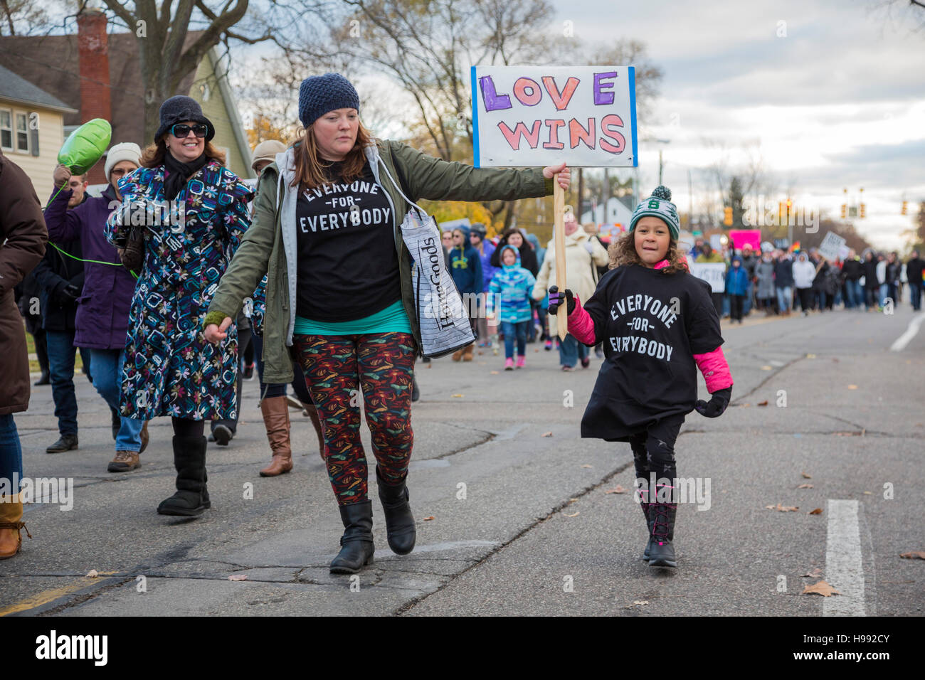 Ferndale, Michigan, USA. 20 Nov, 2016. En réaction à l'élection de Donald Trump, des centaines s'est joint à l'amour Ferndale en banlieue de mars Detroit. Les organisateurs ont déclaré que c'était un "règlement pacifique de solidarité pour soutenir l'un l'autre." Crédit : Jim West/Alamy Live News Banque D'Images