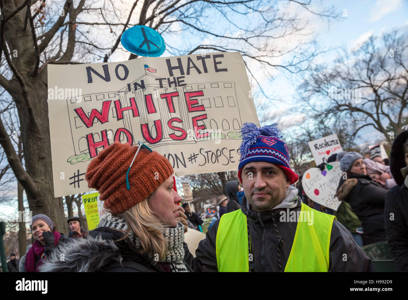Ferndale, Michigan, USA. 20 Nov, 2016. En réaction à l'élection de Donald Trump, des centaines s'est joint à l'amour Ferndale en banlieue de mars Detroit. Les organisateurs ont déclaré que c'était un "règlement pacifique de solidarité pour soutenir l'un l'autre." Crédit : Jim West/Alamy Live News Banque D'Images