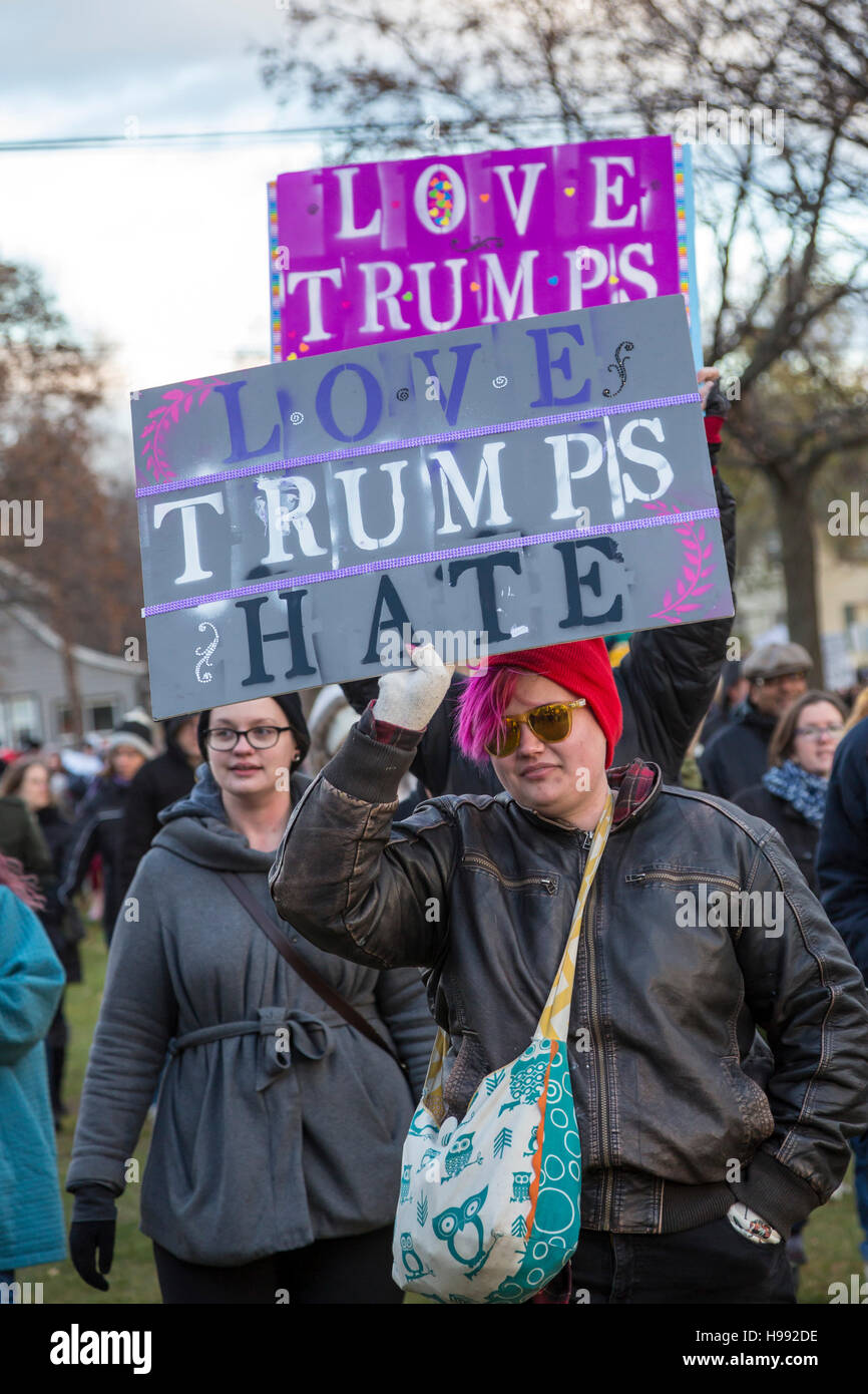 Ferndale, Michigan, USA. 20 Nov, 2016. En réaction à l'élection de Donald Trump, des centaines s'est joint à l'amour Ferndale en banlieue de mars Detroit. Les organisateurs ont déclaré que c'était un "règlement pacifique de solidarité pour soutenir l'un l'autre." Crédit : Jim West/Alamy Live News Banque D'Images
