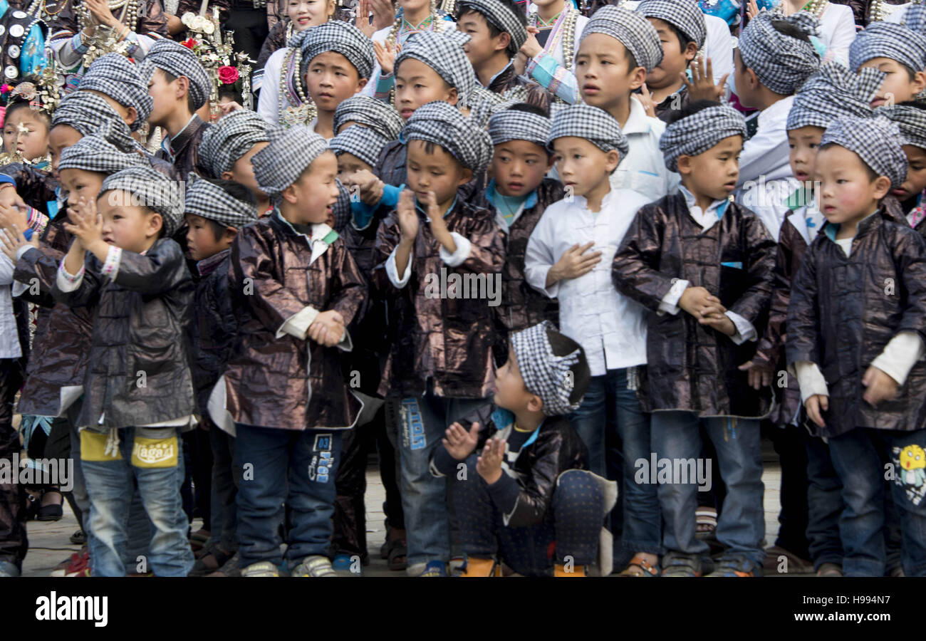 La Chine. 20 Nov, 2016. La province du Guizhou, en Chine le 20 novembre 2016 : (usage éditorial uniquement. Chine OUT) .Les enfants du groupe ethnique Dong prendre part à un concours de chansons à Congjiang Miao, comté de la province du Guizhou, au sud-ouest de la Chine, le 20 novembre 2016, pour célébrer la Journée mondiale de l'enfance et d'hériter de la culture traditionnelle du groupe ethnique Dong. Par la résolution 836 (IX) en décembre 1954, l'Assemblée générale des Nations Unies a recommandé que tous les pays d'un institut de la Journée mondiale de l'enfance, d'être observée comme une journée de fraternité mondiale et de compréhension entre les enfants du monde entier, et de promouvoir la protection de Banque D'Images