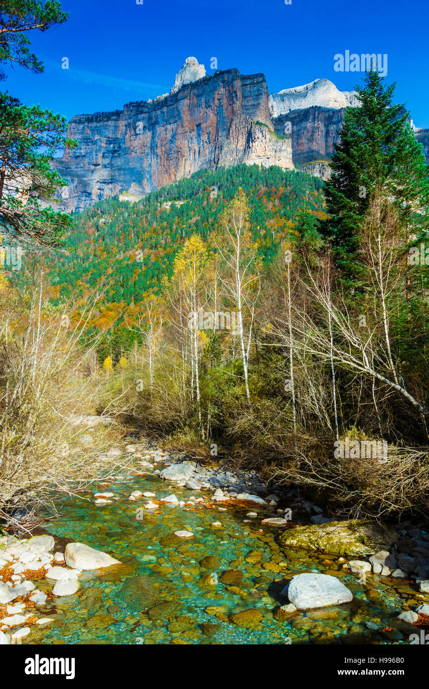 Montagnes et la rivière. Banque D'Images