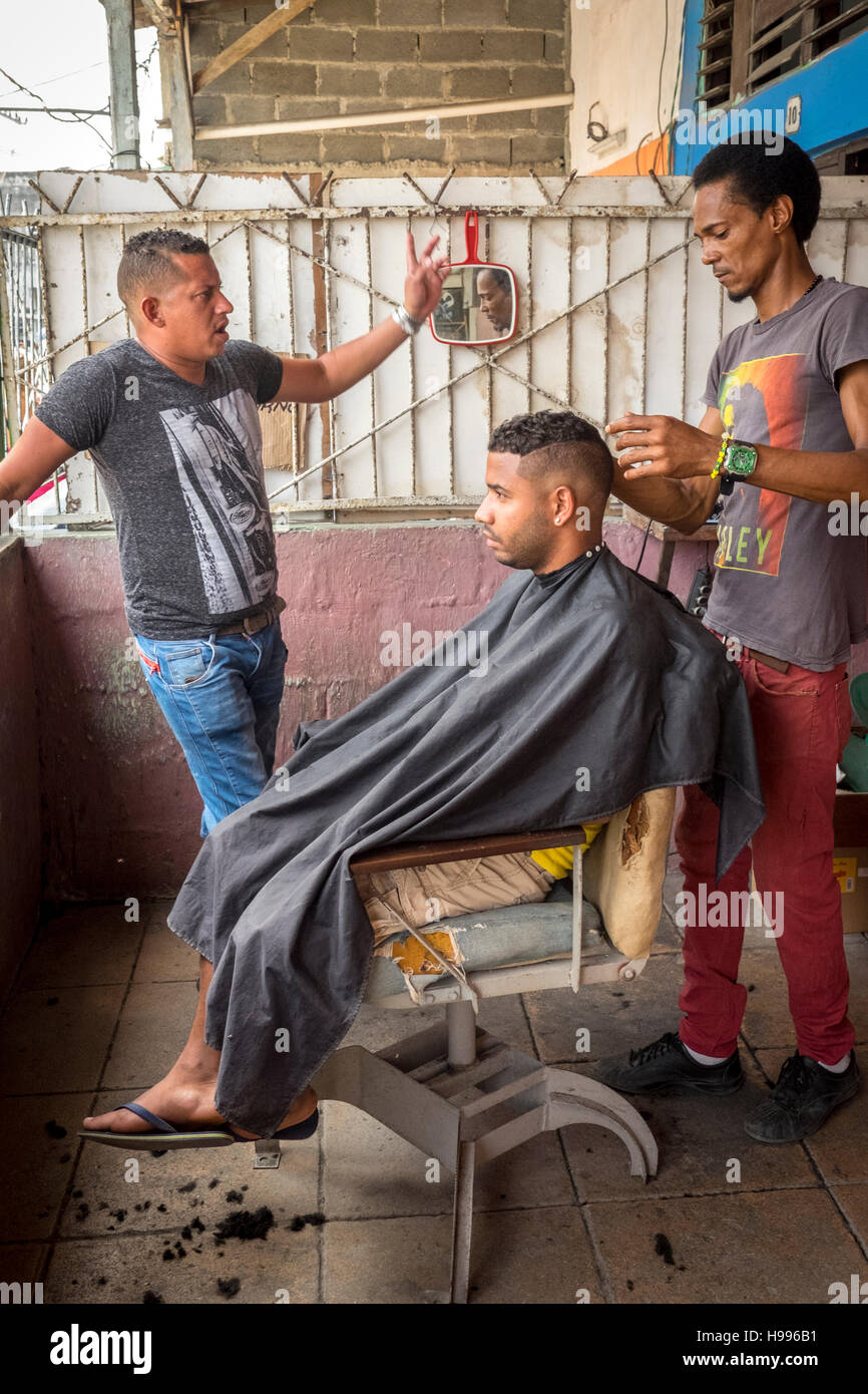 La Havane, Cuba : Rue salon de coiffure dans le quartier de La Havane de Regla Banque D'Images
