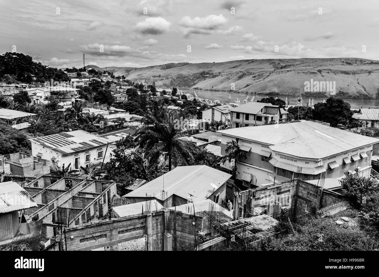 La ville congolaise à Matadi le fleuve Congo en noir et blanc. La ville est construite sur plusieurs collines avec plus ou moins sauvagement l'architecture. Banque D'Images