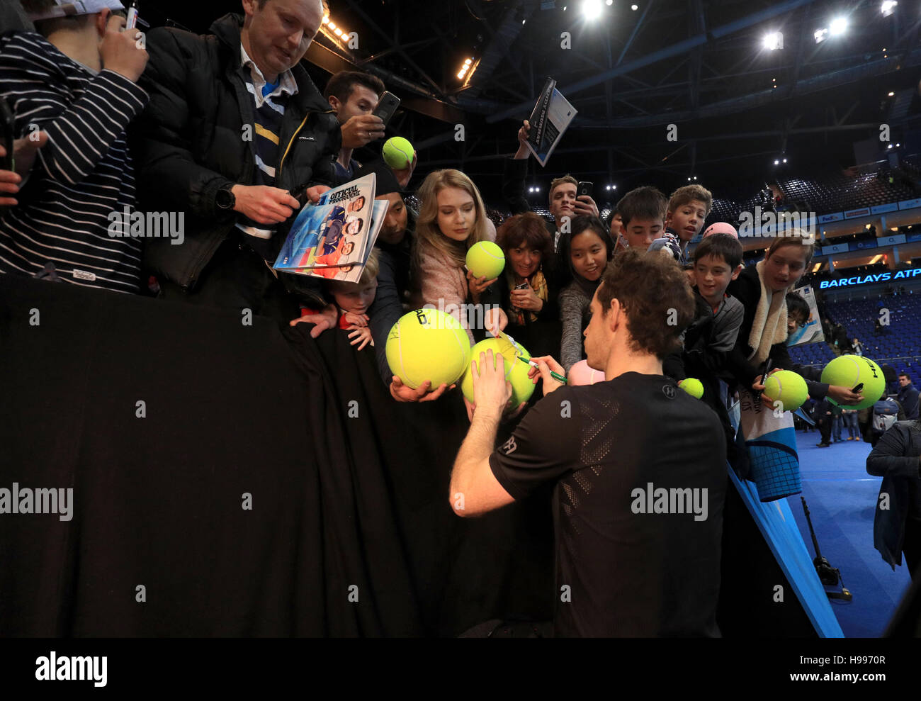 Andy Murray signe des autographes après la victoire sur Milos Raonic pendant le septième jour des finales du Barclays ATP World Tour à l'O2, Londres. APPUYEZ SUR ASSOCIATION photo. Date de la photo: Samedi 19 novembre 2016. Voir PA Story TENNIS Londres. Le crédit photo devrait se lire comme suit : Adam Davy/PA Wire. Banque D'Images