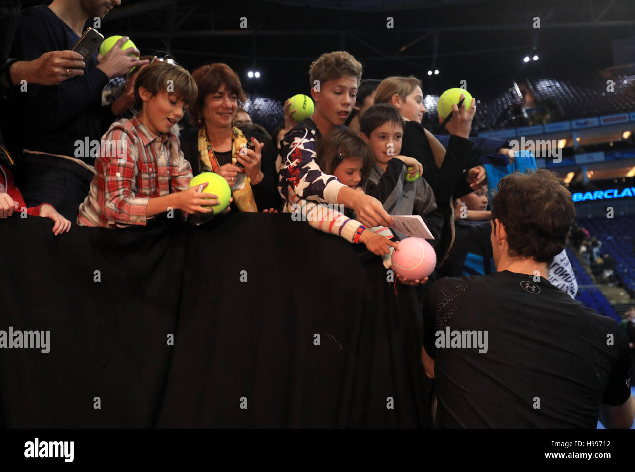 Andy Murray signe des autographes après la victoire sur Milos Raonic pendant le septième jour des finales du Barclays ATP World Tour à l'O2, Londres. APPUYEZ SUR ASSOCIATION photo. Date de la photo: Samedi 19 novembre 2016. Voir PA Story TENNIS Londres. Le crédit photo devrait se lire comme suit : Adam Davy/PA Wire. Banque D'Images