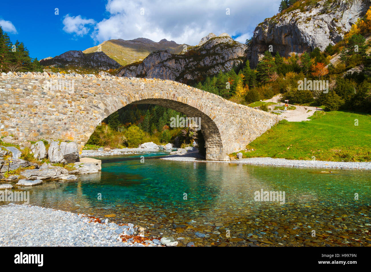 La rivière ara et pont roman. Banque D'Images