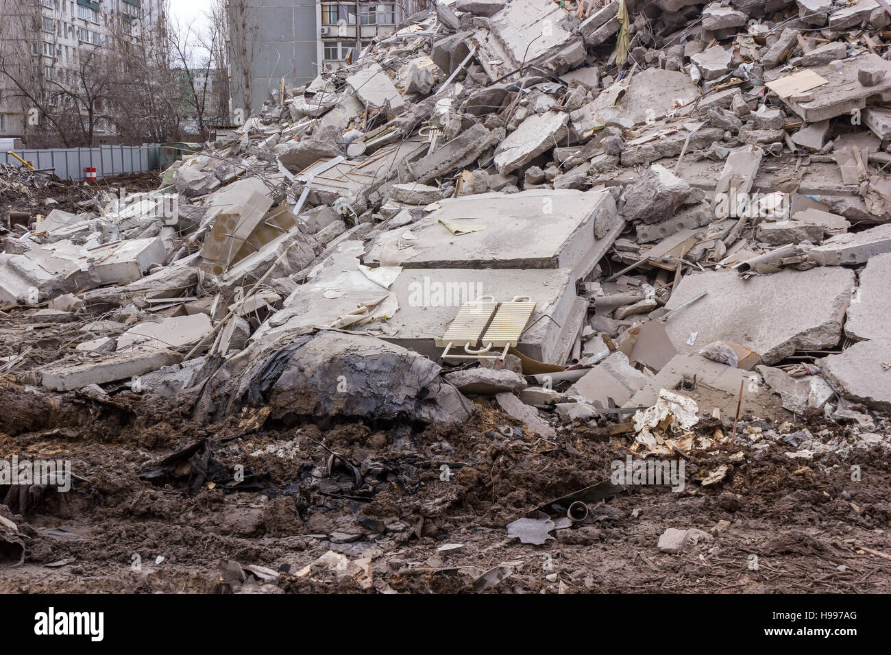 Démolition de bâtiments en milieu urbain. Maison en ruines. Banque D'Images
