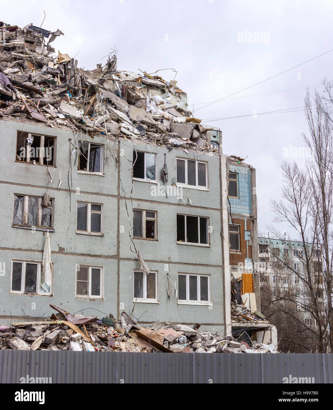 Démolition de bâtiments en milieu urbain. Maison en ruines. Banque D'Images