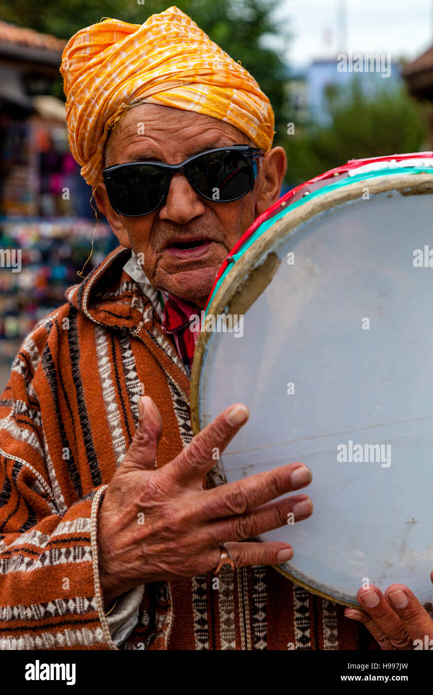 Un musicien de rue locaux, Chefchaouen, Maroc Banque D'Images