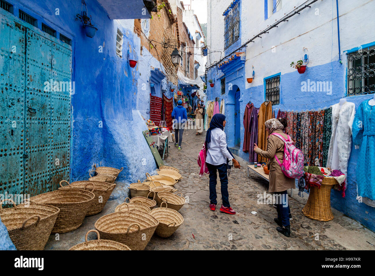 La vie de la rue de la médina, Chefchaouen, Maroc Banque D'Images