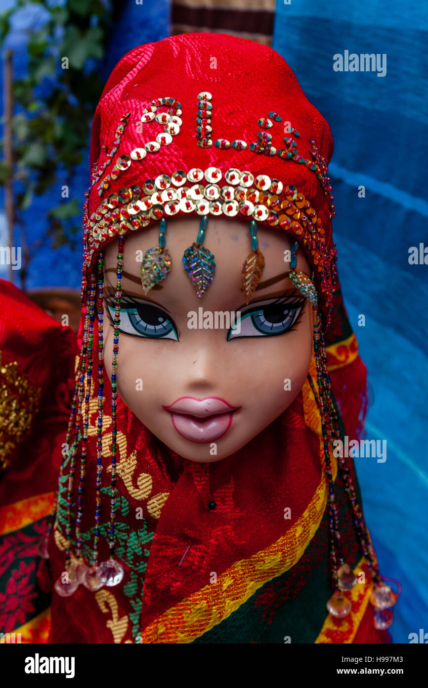 Un mannequin habillé en costume traditionnel à l'extérieur d'un magasin