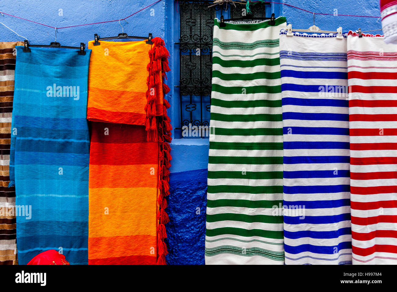 Des couvertures colorées et couvercles à vendre à la Medina, Chefchaouen, Maroc Banque D'Images