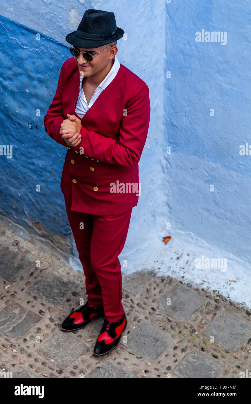 Bien habillée homme marocain, Chefchaouen, Maroc Banque D'Images