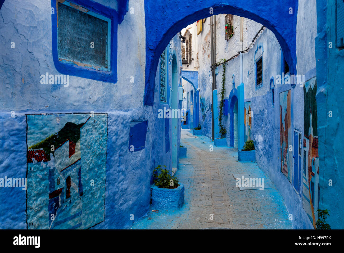 Une rue colorée dans la médina, Chefchaouen, Maroc Banque D'Images