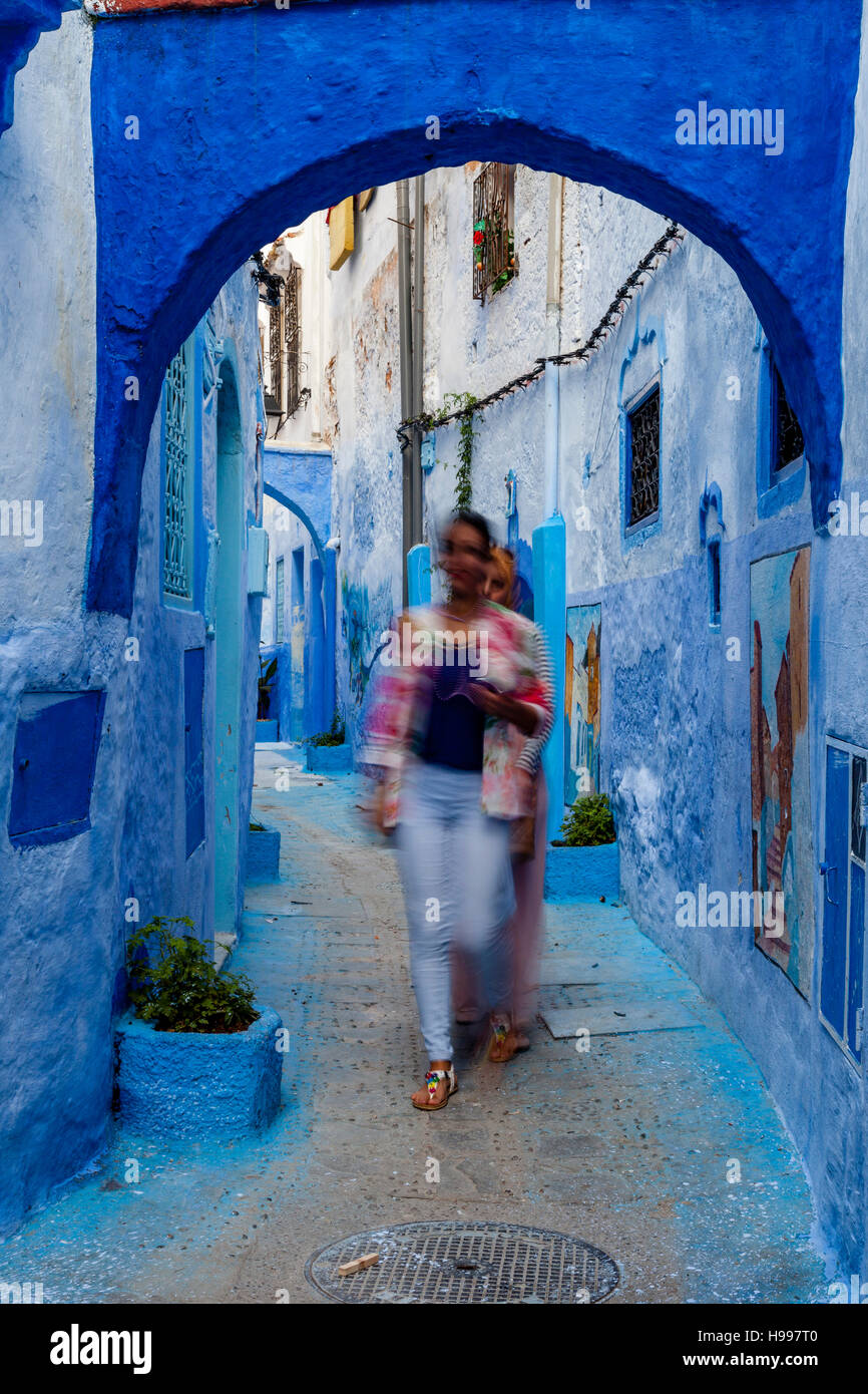 Une rue colorée dans la médina, Chefchaouen, Maroc Banque D'Images