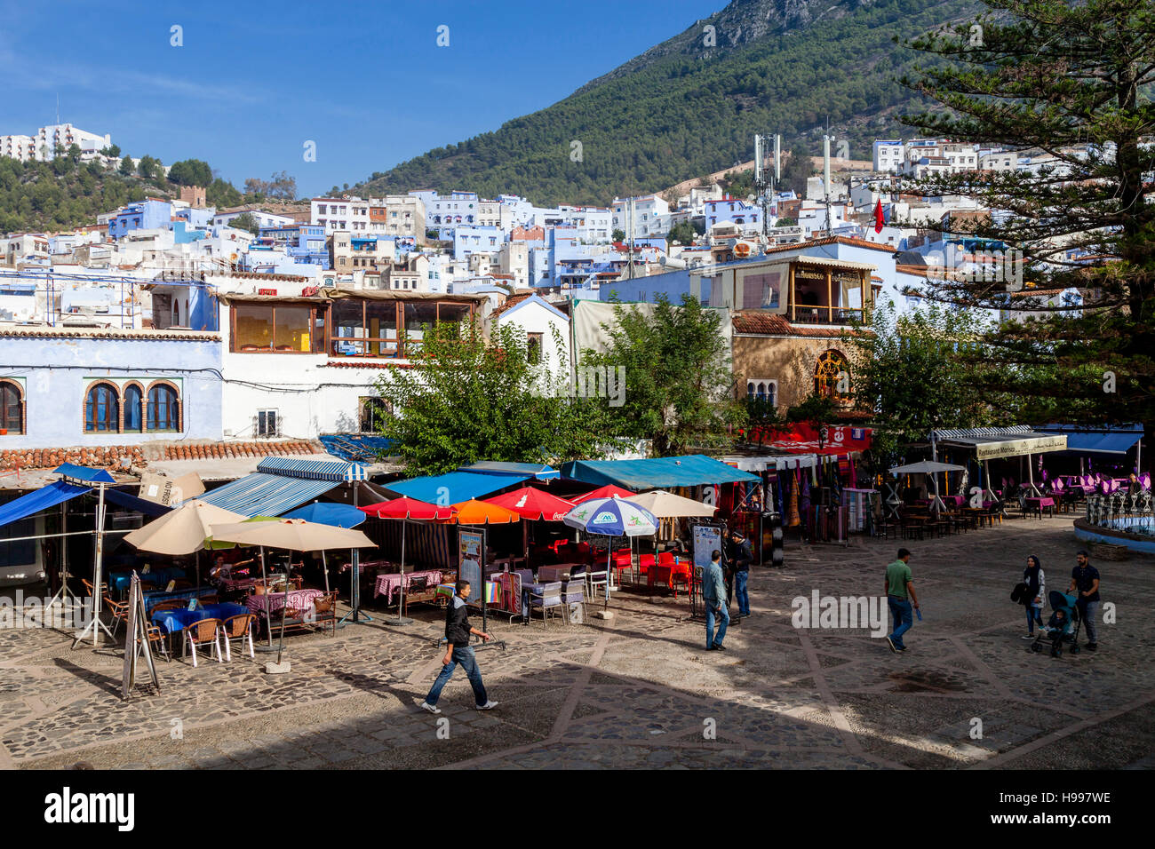 Cafés et restaurants de Plaza Uta el-Hammam, Chefchaouen, Maroc Banque D'Images