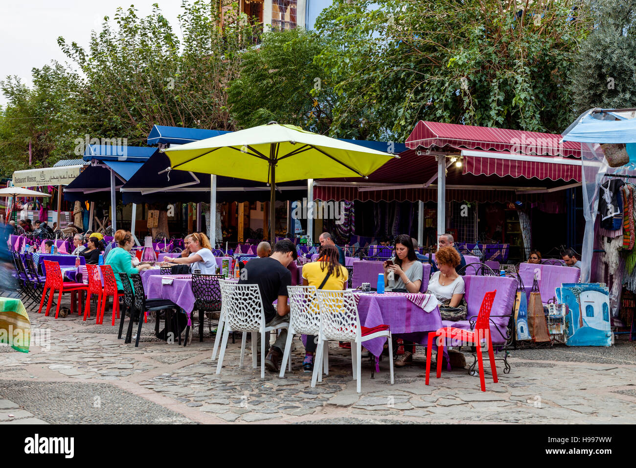 Cafés et restaurants de Plaza Uta el-Hammam, Chefchaouen, Maroc Banque D'Images