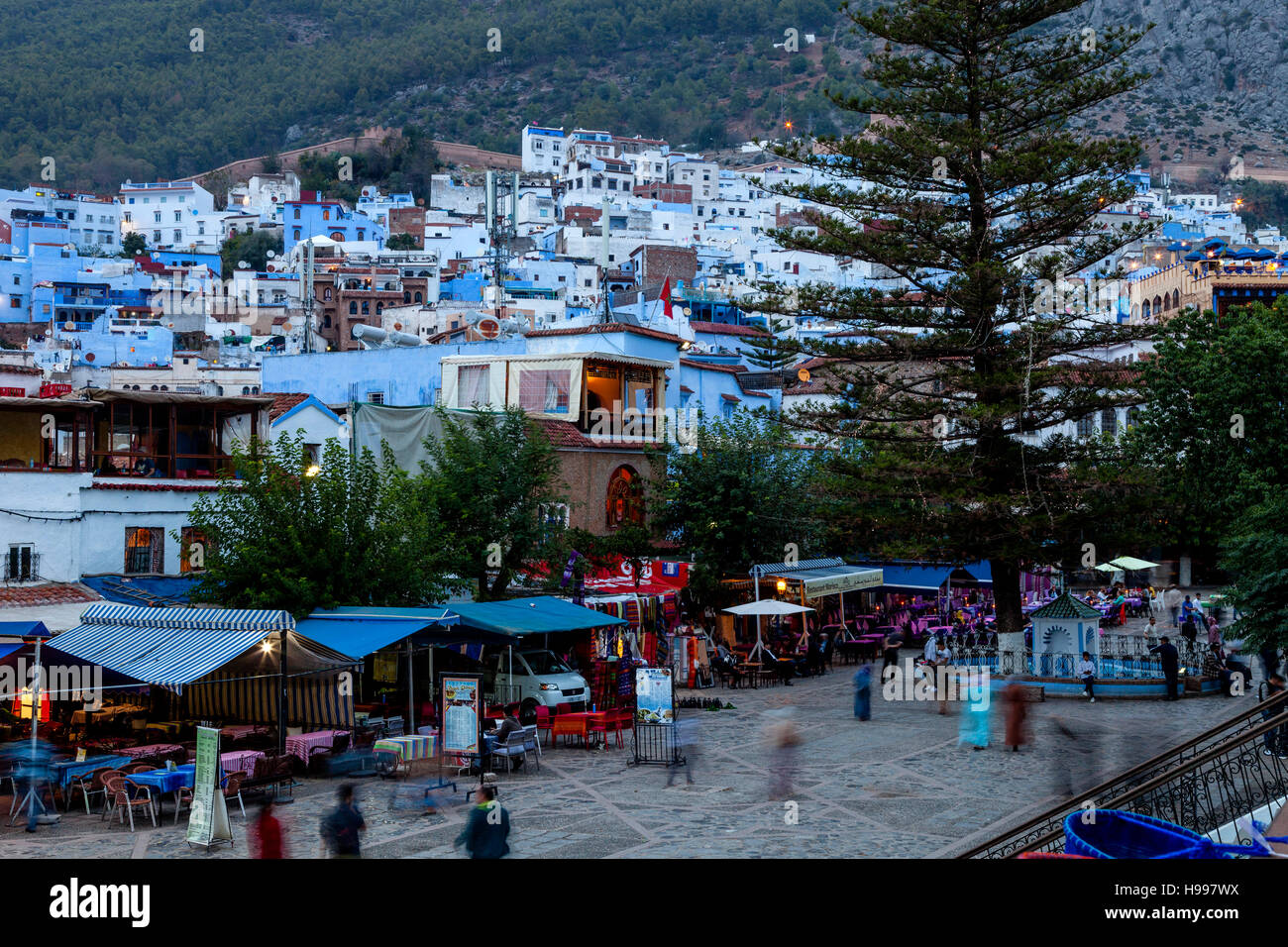 Cafés et restaurants de Plaza Uta el-Hammam, Chefchaouen, Maroc Banque D'Images