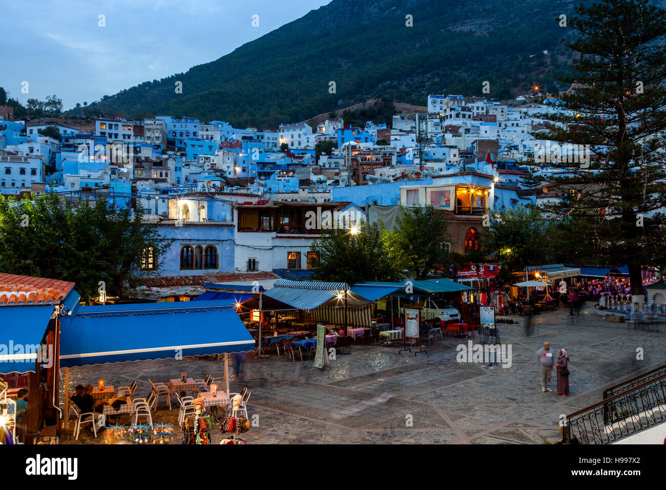 Cafés et restaurants de Plaza Uta el-Hammam, Chefchaouen, Maroc Banque D'Images