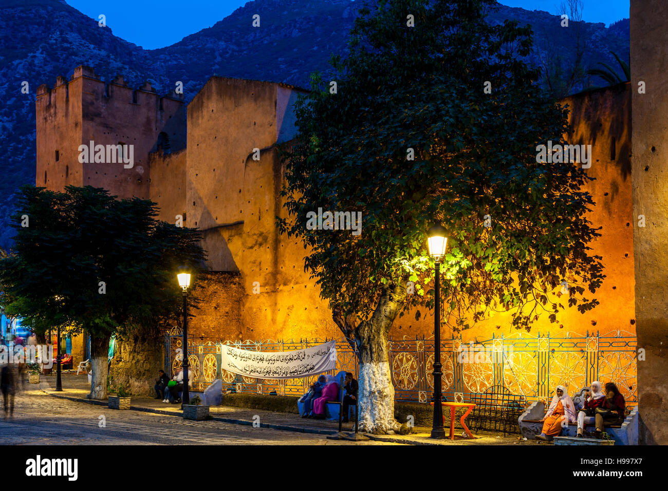 La Kasbah et Plaza Uta el-Hammam la nuit, Chefchaouen, Maroc Banque D'Images