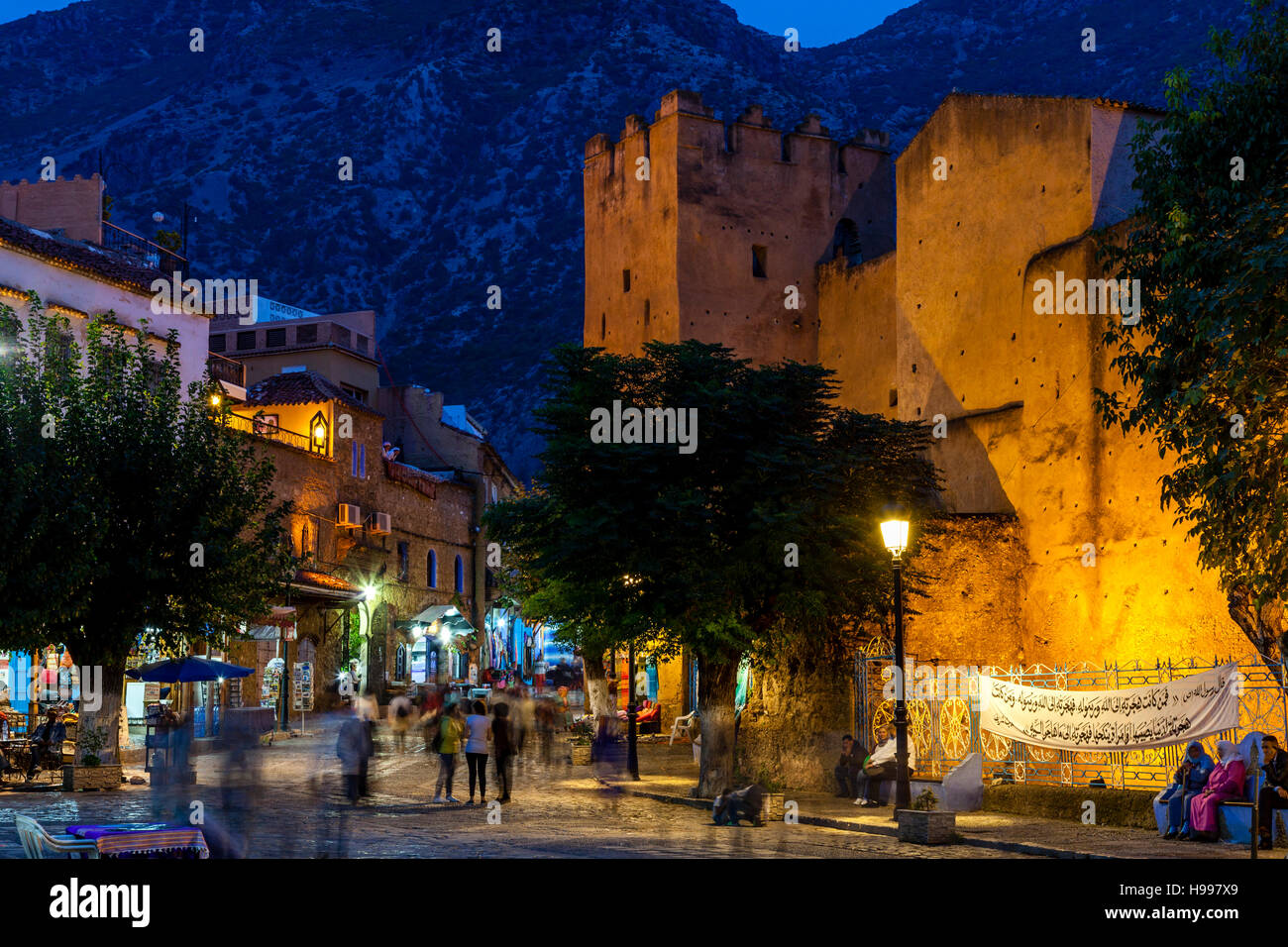 La Kasbah et Plaza Uta el-Hammam la nuit, Chefchaouen, Maroc Banque D'Images