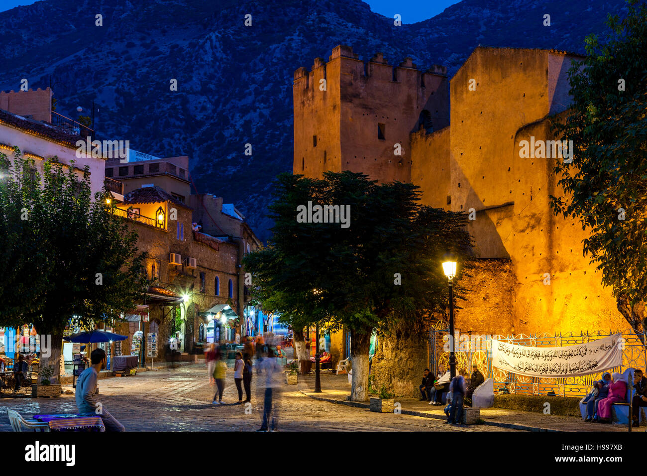 La Kasbah et Plaza Uta el-Hammam la nuit, Chefchaouen, Maroc Banque D'Images