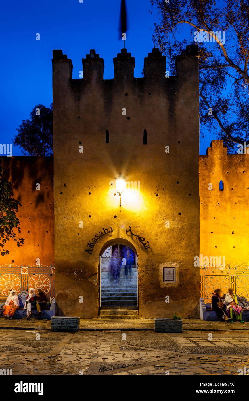 L'entrée de la Kasbah et de la place Uta el-Hammam la nuit, Chefchaouen, Maroc Banque D'Images