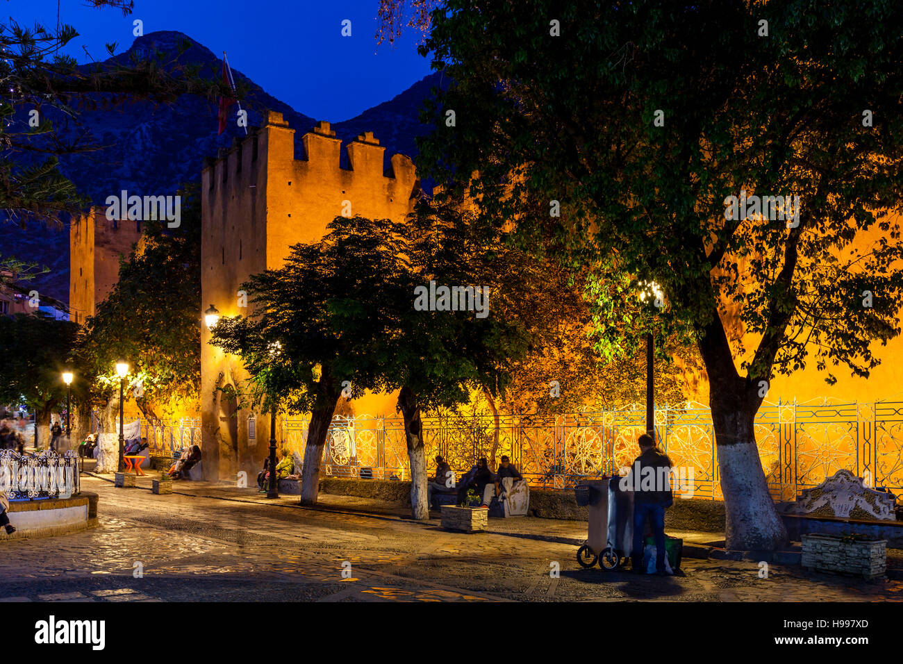 La Kasbah et Plaza Uta el-Hammam la nuit, Chefchaouen, Maroc Banque D'Images