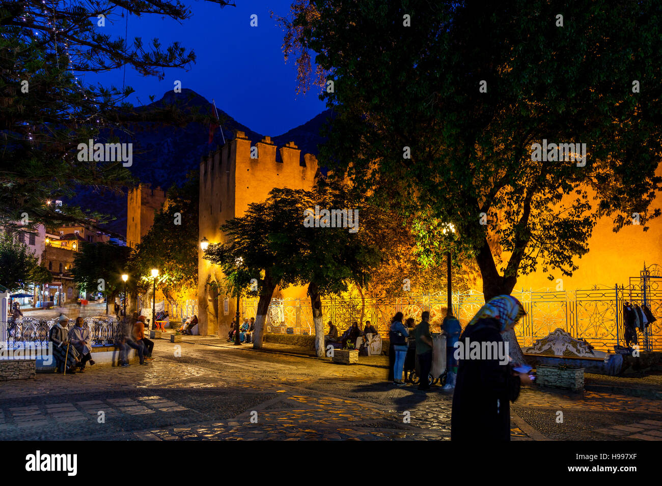 La Kasbah et Plaza Uta el-Hammam la nuit, Chefchaouen, Maroc Banque D'Images