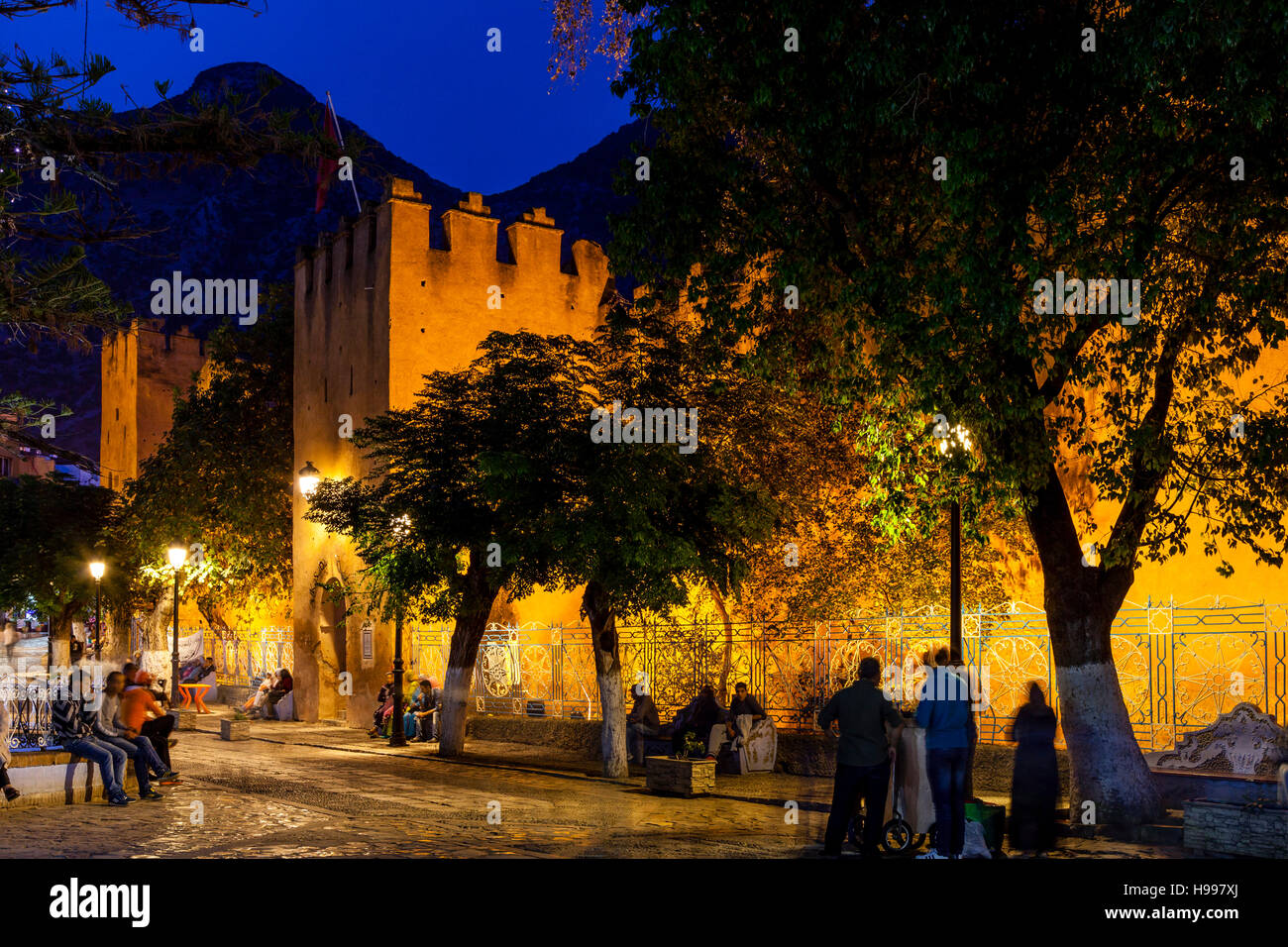 La Kasbah et Plaza Uta el-Hammam la nuit, Chefchaouen, Maroc Banque D'Images