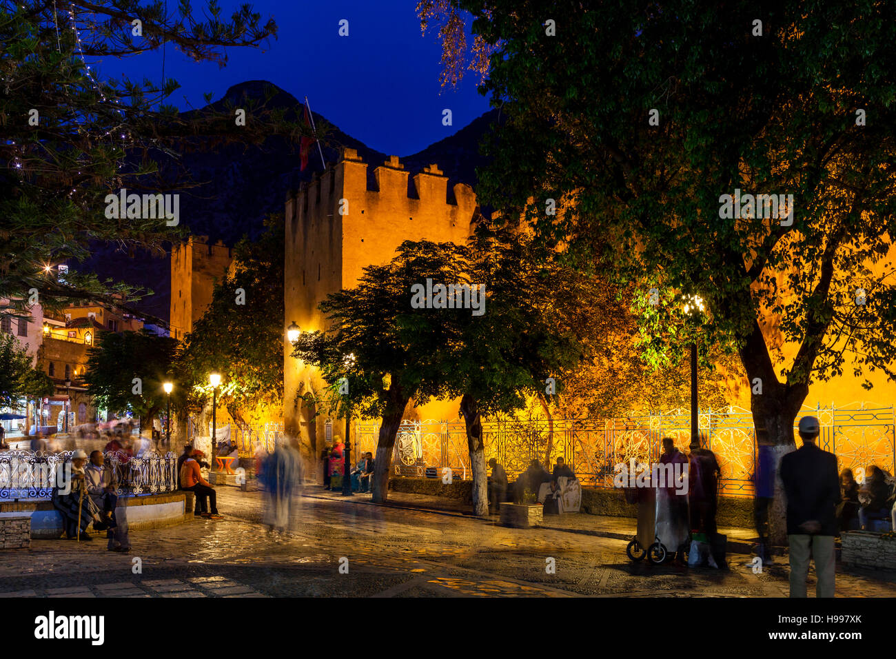La Kasbah et Plaza Uta el-Hammam la nuit, Chefchaouen, Maroc Banque D'Images