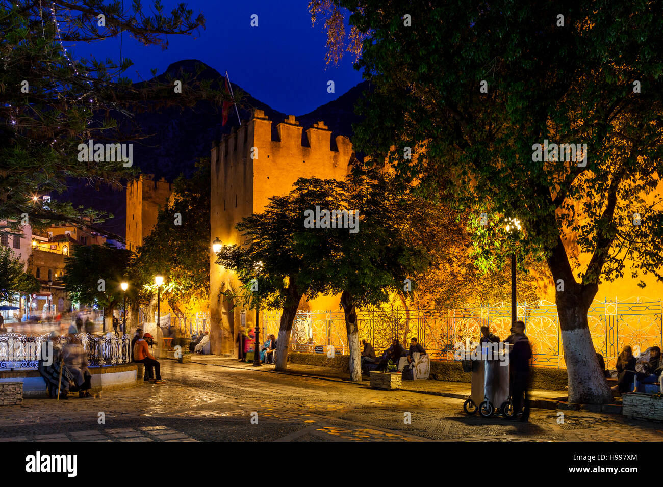 La Kasbah et Plaza Uta el-Hammam la nuit, Chefchaouen, Maroc Banque D'Images