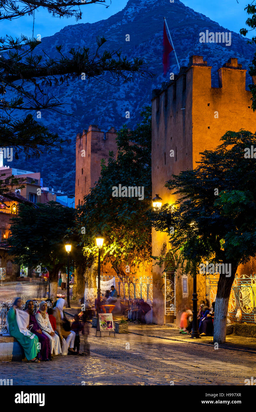 La Kasbah et Plaza Uta el-Hammam la nuit, Chefchaouen, Maroc Banque D'Images