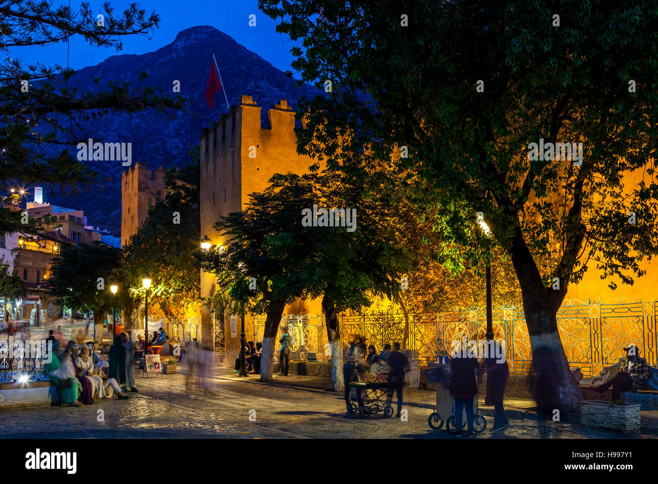 La Kasbah et Plaza Uta el-Hammam la nuit, Chefchaouen, Maroc Banque D'Images